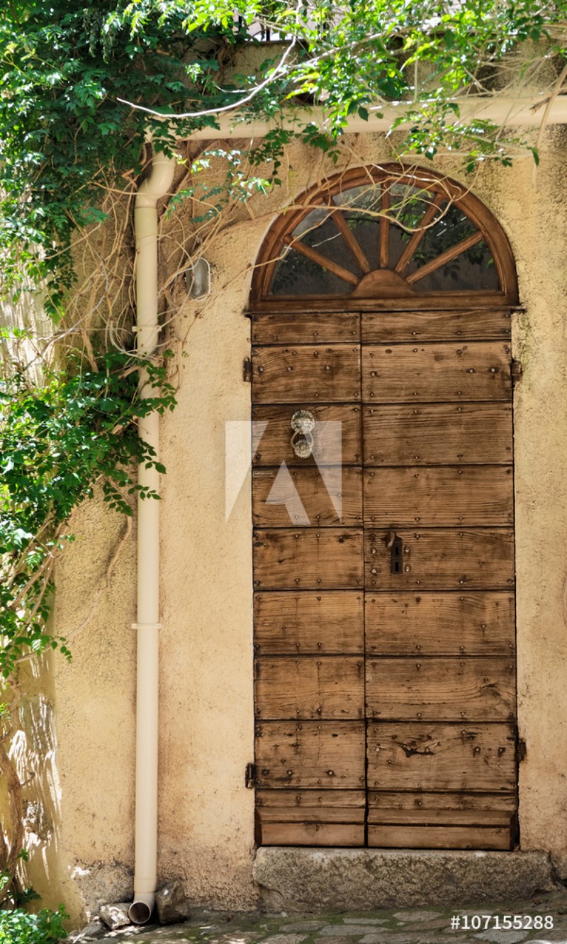 Image de porte dentre en bois dune maison dans village Corse 